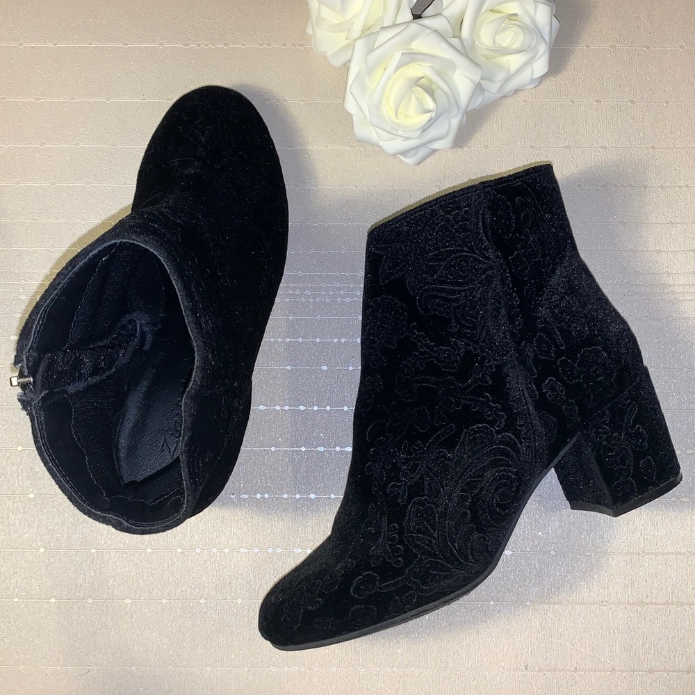 Ziti Soho Black Velvet Ankle Boot Size 6.5